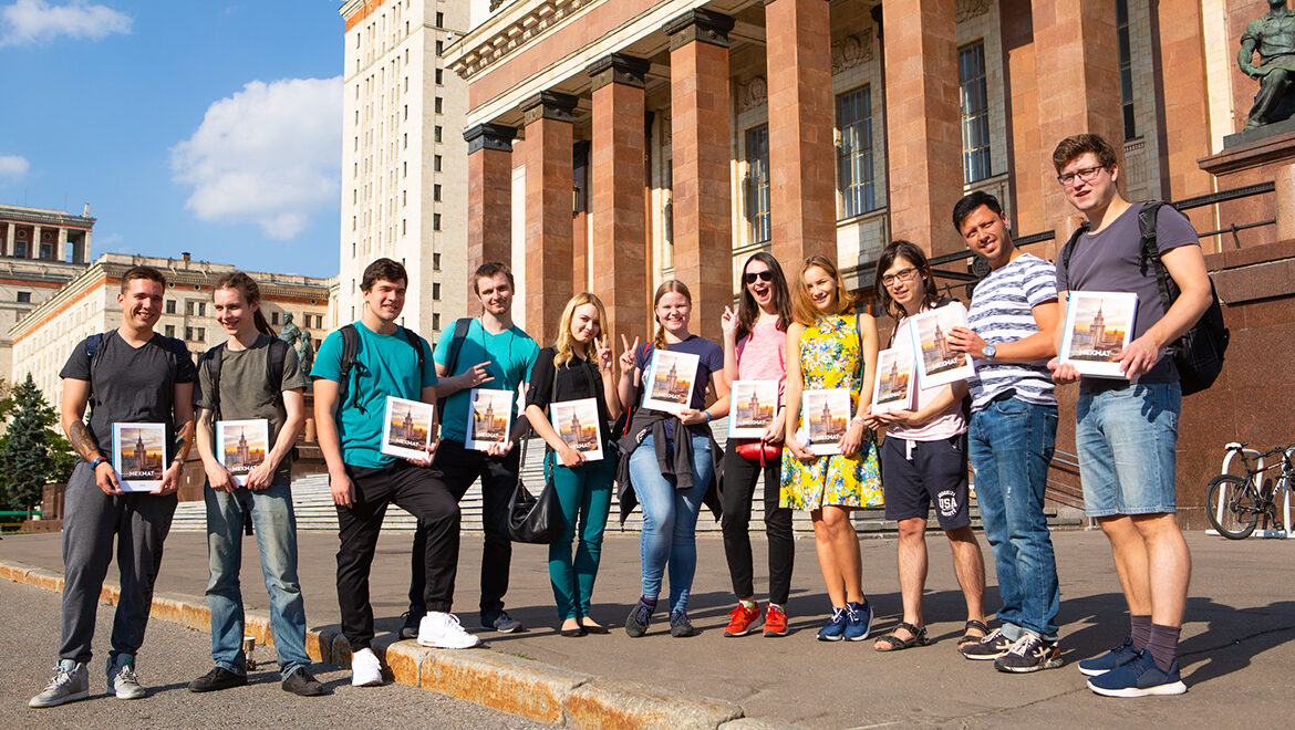 Студенты Мехмата МГУ с альбомами в руках